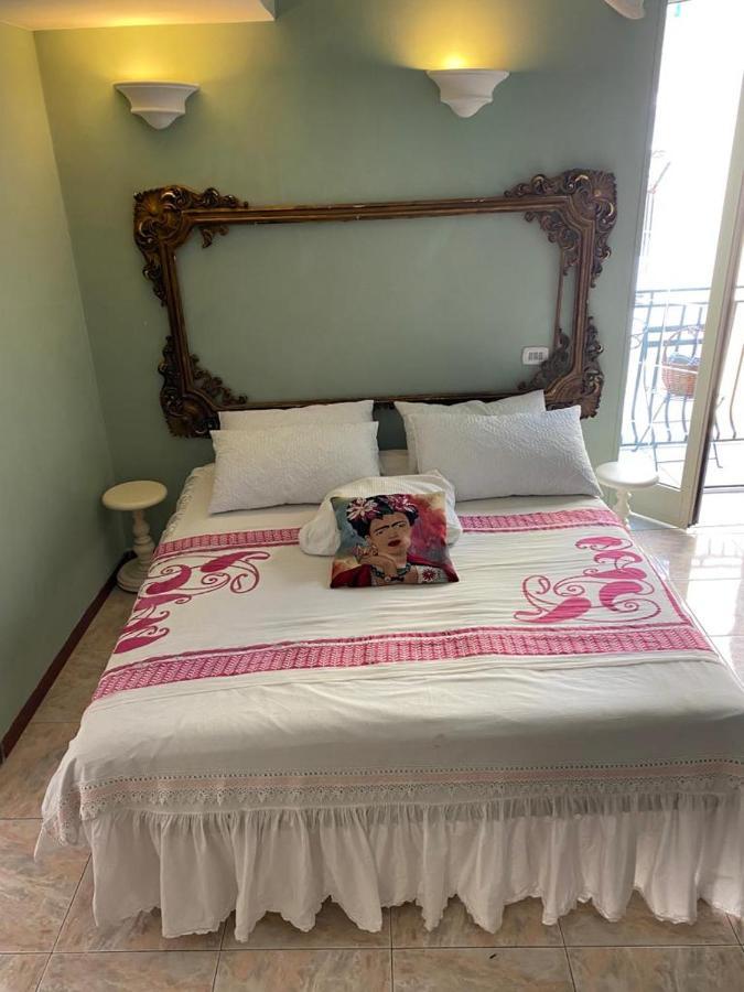 Casa Gioia, Tra Palazzo Reale,Lungomare E Monte Echia Apartment เนเปิลส์ ภายนอก รูปภาพ